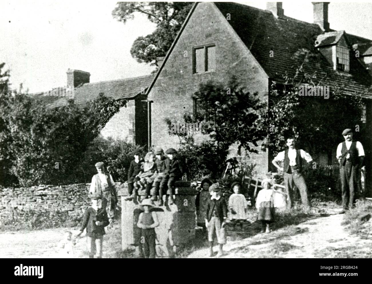 Draycott, villaggio di Cotswold, le famiglie Dyer fuori No. 1 Wellacres Cottages. Foto Stock
