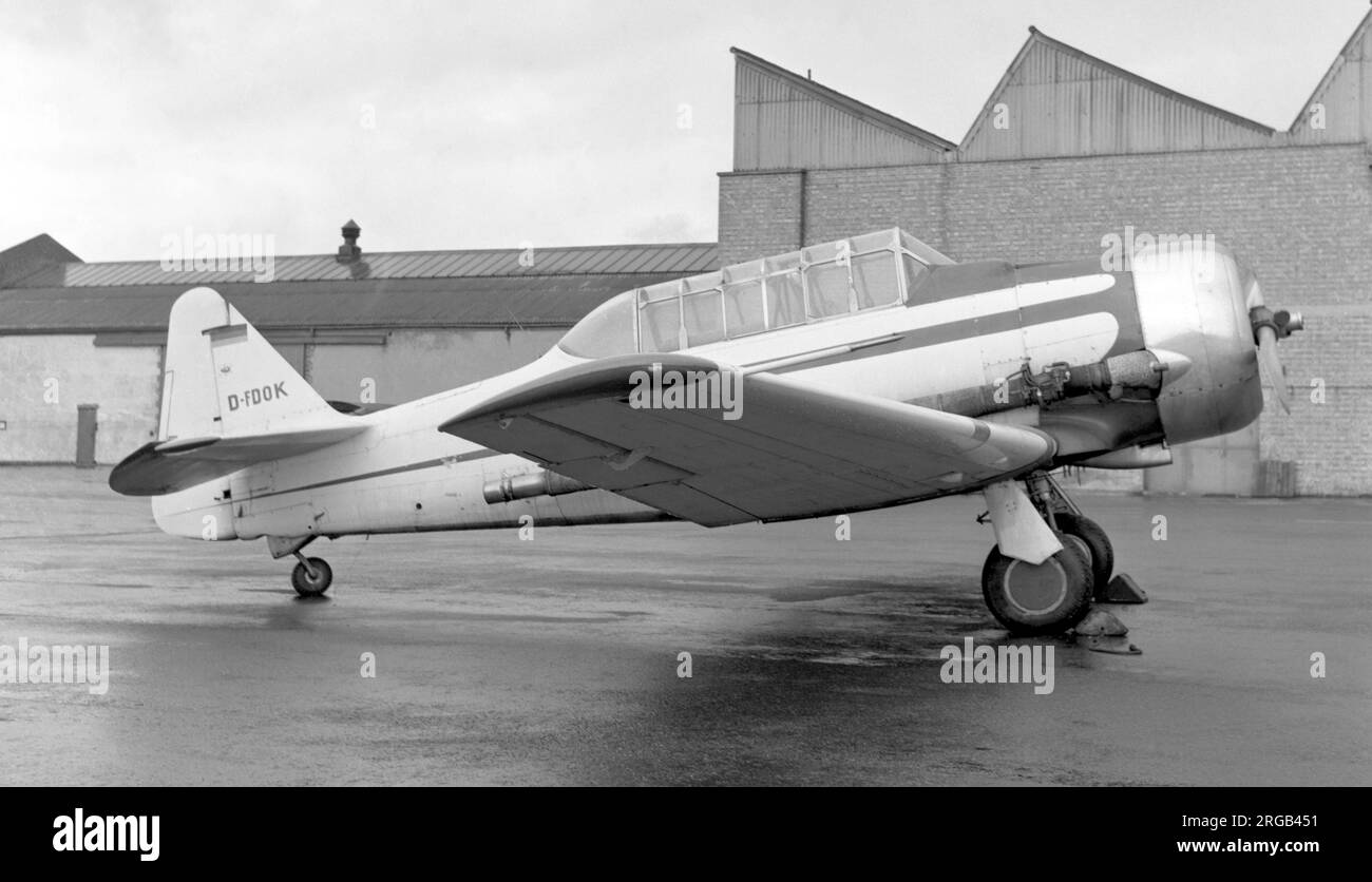 Nord America AT-6D Texan D-FDOK (msn 121-42441, ex 44-81719), 81719 è stato gestito dal 22nd Fighter-Bomber Squadron, 36th Fighter-Bomber Group, USAFE, a Furstenfeldbruck, Germania. Registrato il 25 gennaio 1957 come D-IDOK a Deutscher Luftfarht-Beratungsdienst GmbH. Reregistrato il 2 agosto 1957 come D-FDOK Foto Stock