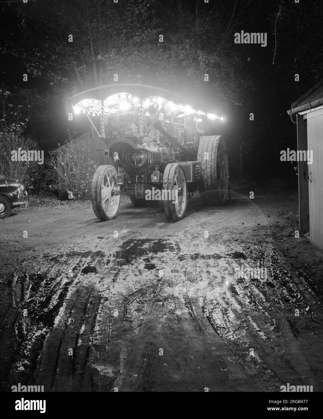 La locomotiva di Burrell Showman's Road 'Winston Churchill' NR 965, illuminata di notte il 'Bonfire Night', 5 novembre 1961, ad Hartlebury. 'Winston Churchill', numero 3909, è stato costruito nel 1922 da Charles Burrell & Sons a Thetford, in Norfolk ed è stato alimentato da un motore a vapore composto NHP 8. Foto Stock