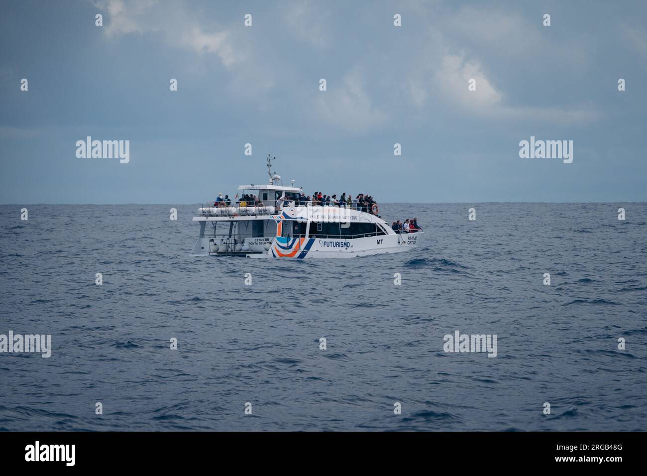 20.4.2023 Ponta Delgada, Azzorre, Portogallo: Barca per l'avvistamento delle balene Foto Stock