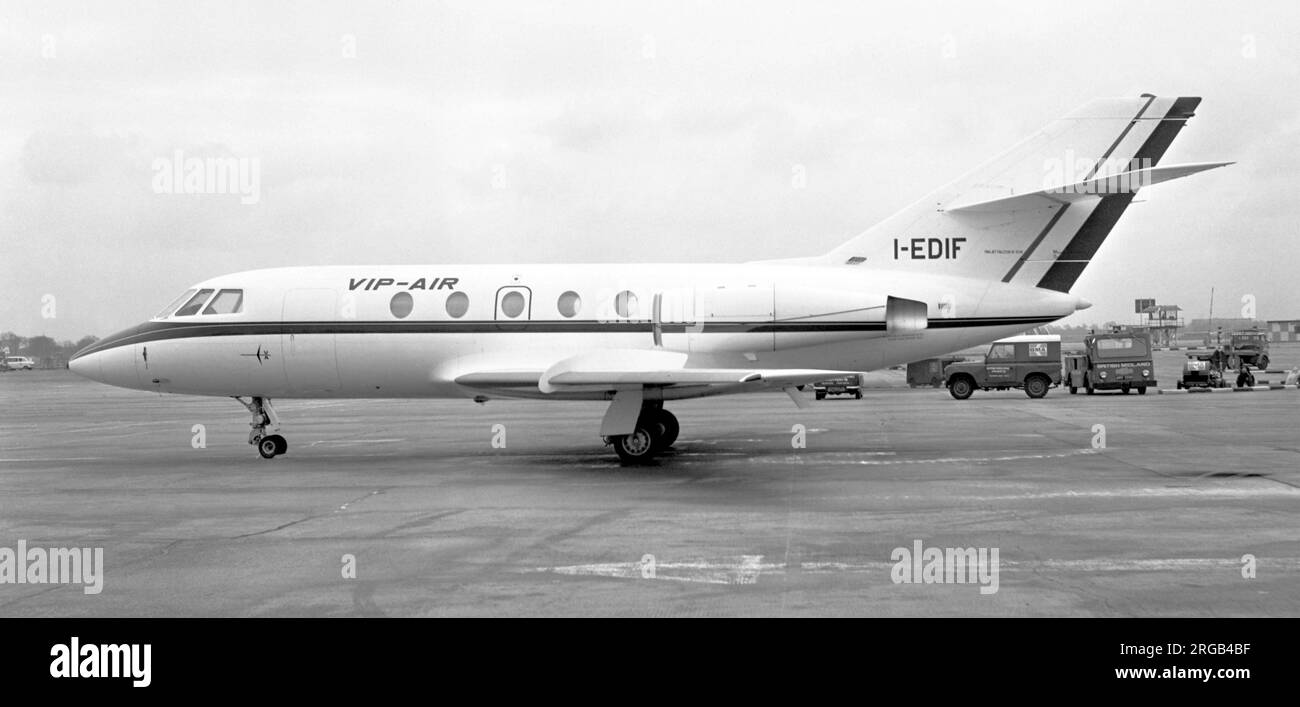 Dassault Falcon 20E-5 i-EDIF (nsn 300), di VIP-Air Milan (Societa Locatrice Italiana), presso l'aeroporto Heathrow di Londra. Foto Stock