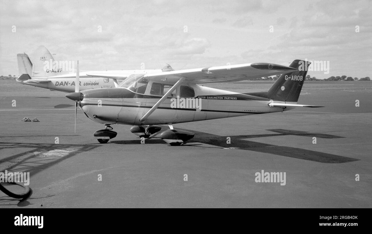 Cessna 172B G-AROB, (msn 172-48631), di Peter Darlington Partners, a Woolsington (aeroporto di Newcastle), nell'agosto 1963. Foto Stock