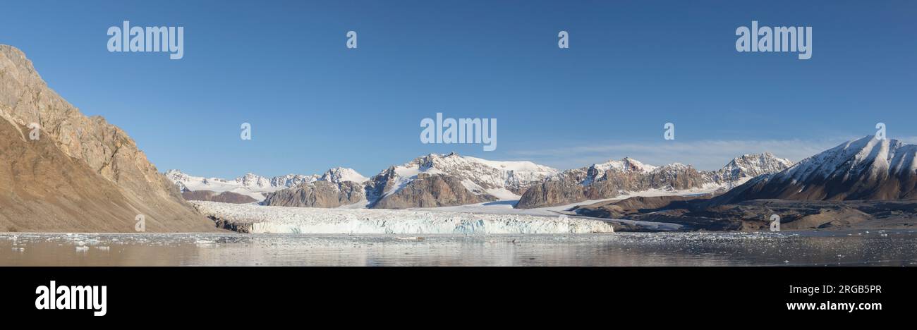Fjortende Julibreen / 14 luglio ghiacciaio che si allunga a Krossfjorden in estate, Haakon VII Land, Spitsbergen / Svalbard, Norvegia Foto Stock