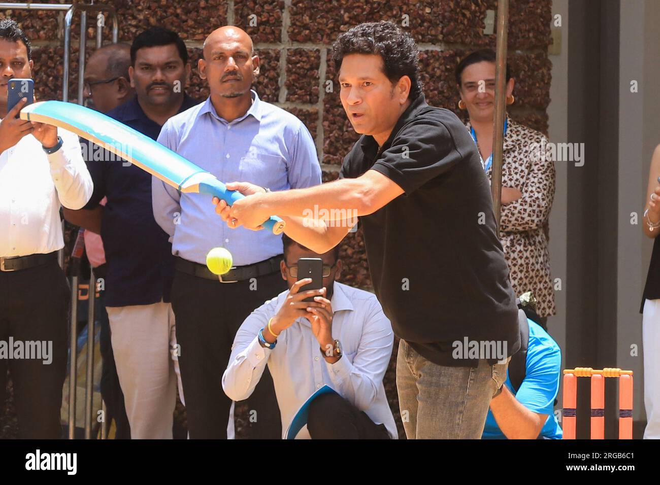 Colombo, Provincia Occidentale, Sri Lanka. 8 agosto 2023. United Nations International Children's Emergency Fund (UNICEF) Ambasciatore regionale di buona volontà per l'Asia meridionale e leggenda del cricket indiano Sachin Tendulkar gioca a cricket con i bambini dopo un briefing mediatico. (Immagine di credito: © Saman Abesiriwardana/Pacific Press via ZUMA Press Wire) SOLO USO EDITORIALE! Non per USO commerciale! Foto Stock