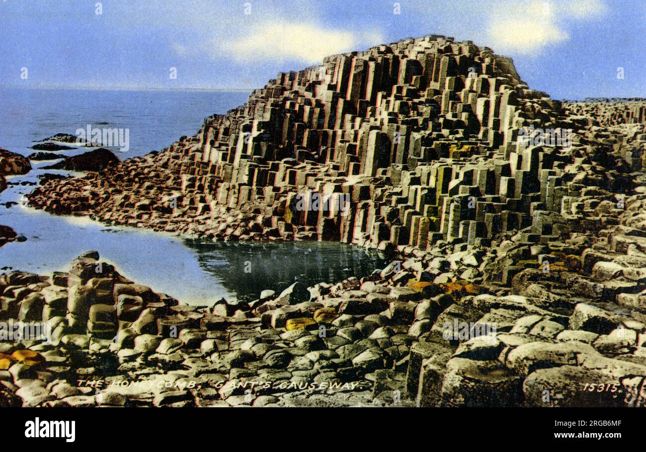 The Giant's Causeway - The Honeycomb - 40.000 colonne basaltiche interconnesse sulla costa a County Antrim, Irlanda del Nord. Foto Stock
