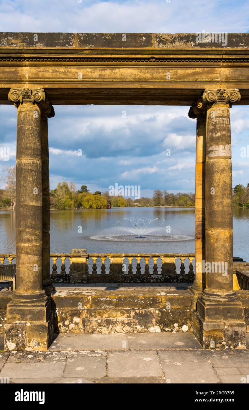 Lago Hever dalla Loggia, Giardino Italiano, Castello di Hever, Kent, Inghilterra Foto Stock