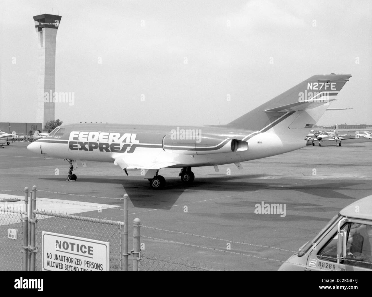 Dassault Falcon 20DC N27FE (msn 207), di Federal Express presso l'aeroporto di Oakland il 2 giugno 1974 Foto Stock