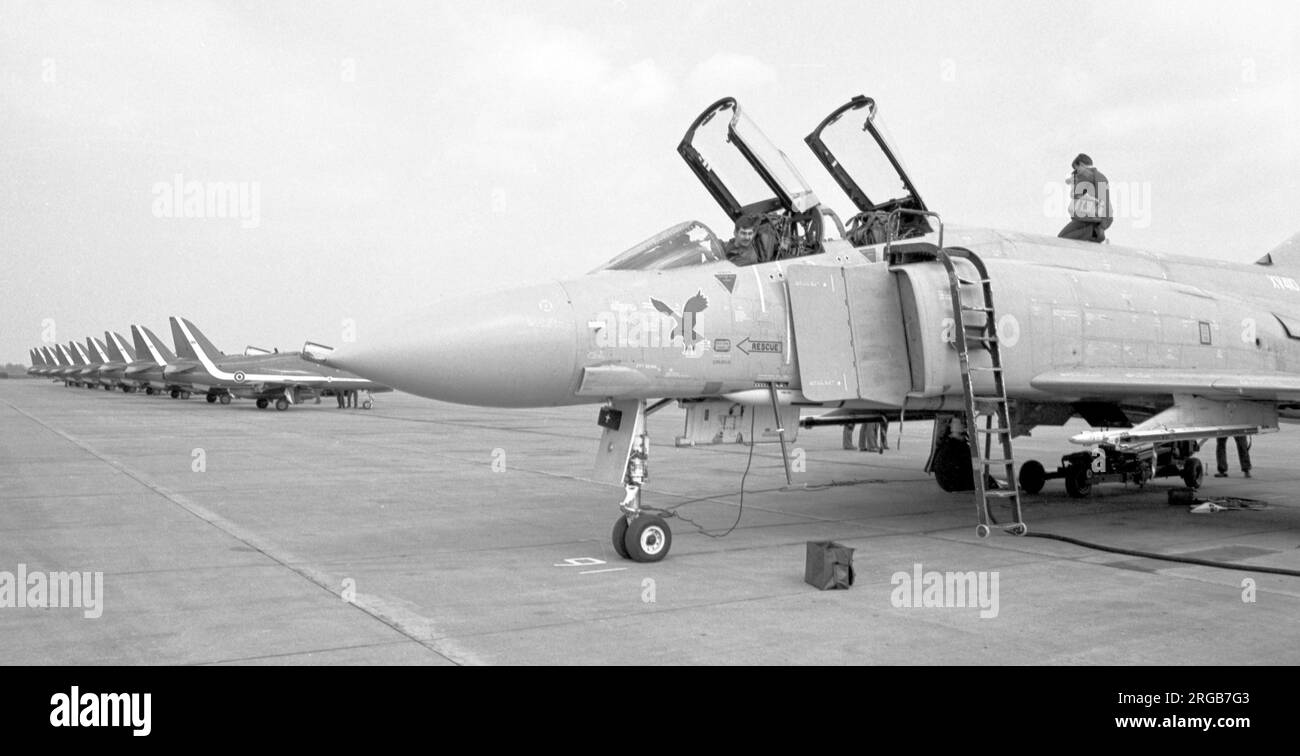 Royal Air Force - McDonnell Douglas Phantom FGR.2 XV410, di No.23 Squadron, sulla linea a RAF Wattisham con i falchi delle frecce rosse. Poco dopo che questa foto è stata scattata, 23 Squadron schierato a RAF Stanley nelle isole Falkland, per fornire la difesa aerea e il supporto vicino alle isole Falkland delle forze britanniche (BIFFI). Foto Stock