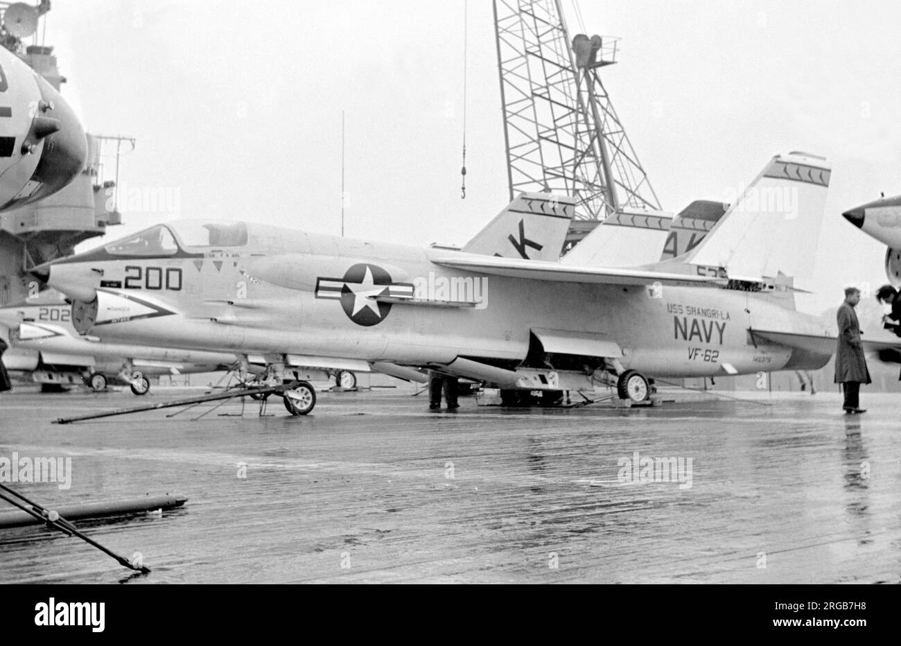 United States Navy - Vought F8U-1 Crusader 145375 (codice base 'AK', segnale di chiamata '200'), di VF-62, visto imbarcato su USS Shangri-la, durante una giornata di famiglie in porto. 145375 si è schiantato presso la Naval Air Station Cecil Field, Florida, il 22 maggio 1962, dopo l'espulsione del pilota. Foto Stock