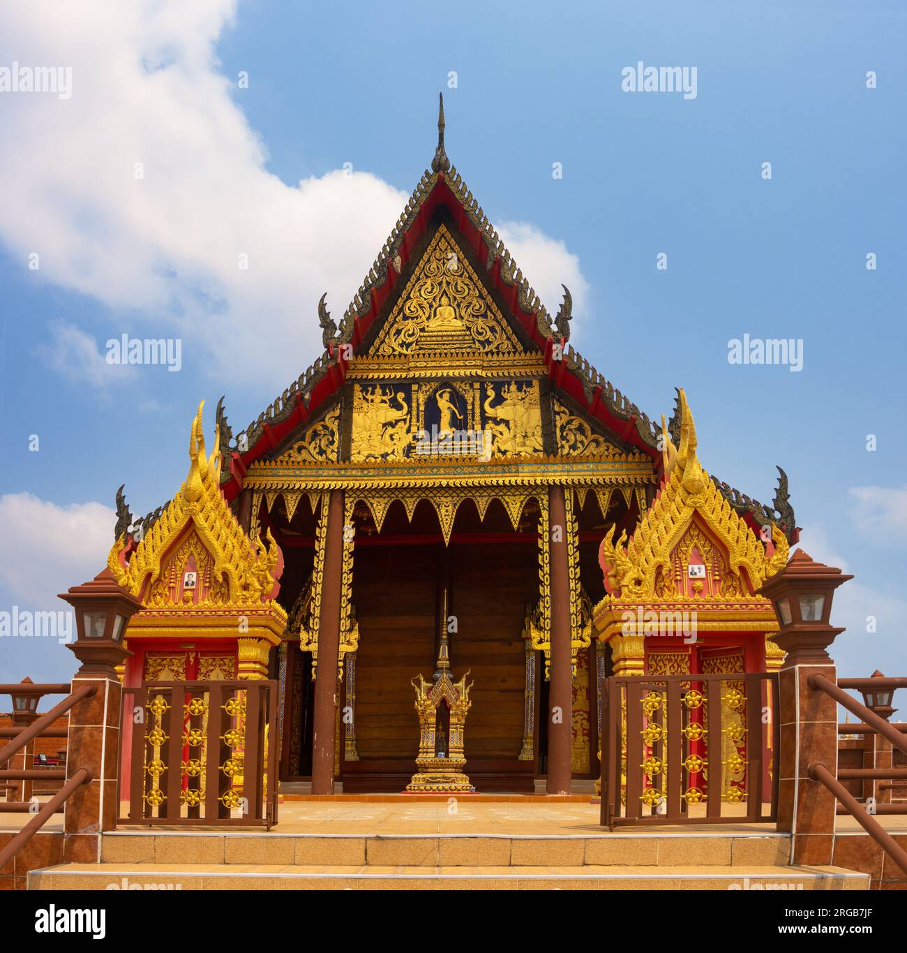 Ingresso in un tempio buddista Wat IAM Pracha MIT, Samut Prakan, Thailandia Foto Stock