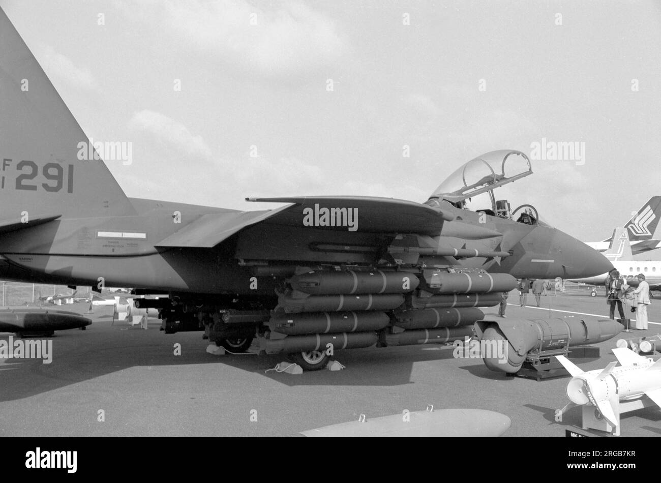 McDonnell Douglas F-15E Strike Eagle 71-0291 (msn 0012/B002), al 1980 SBAC Farnborough Airshow il 6 settembre 1980. Costruito come secondo TF-15A, volò per la prima volta il 18 ottobre 1973 e rinominato F-15B-4-MC. Convertito nel 1979 al prototipo di impresa privata Hughes/MCDD F-15E Strike Eagle; un programma inizialmente noto come F-15DRF (Duel Role Fighter). Nel maggio 1991 il velivolo è stato inscritto â??F-15RTD Peek Eagle, come impresa privata MCDD; il velivolo è stato equipaggiato e testato con un pod centrale con equipaggiamento da ricognizione e un collegamento dati. Alla Alsalam Aircraft Co, Riyadh, Saudi A Foto Stock