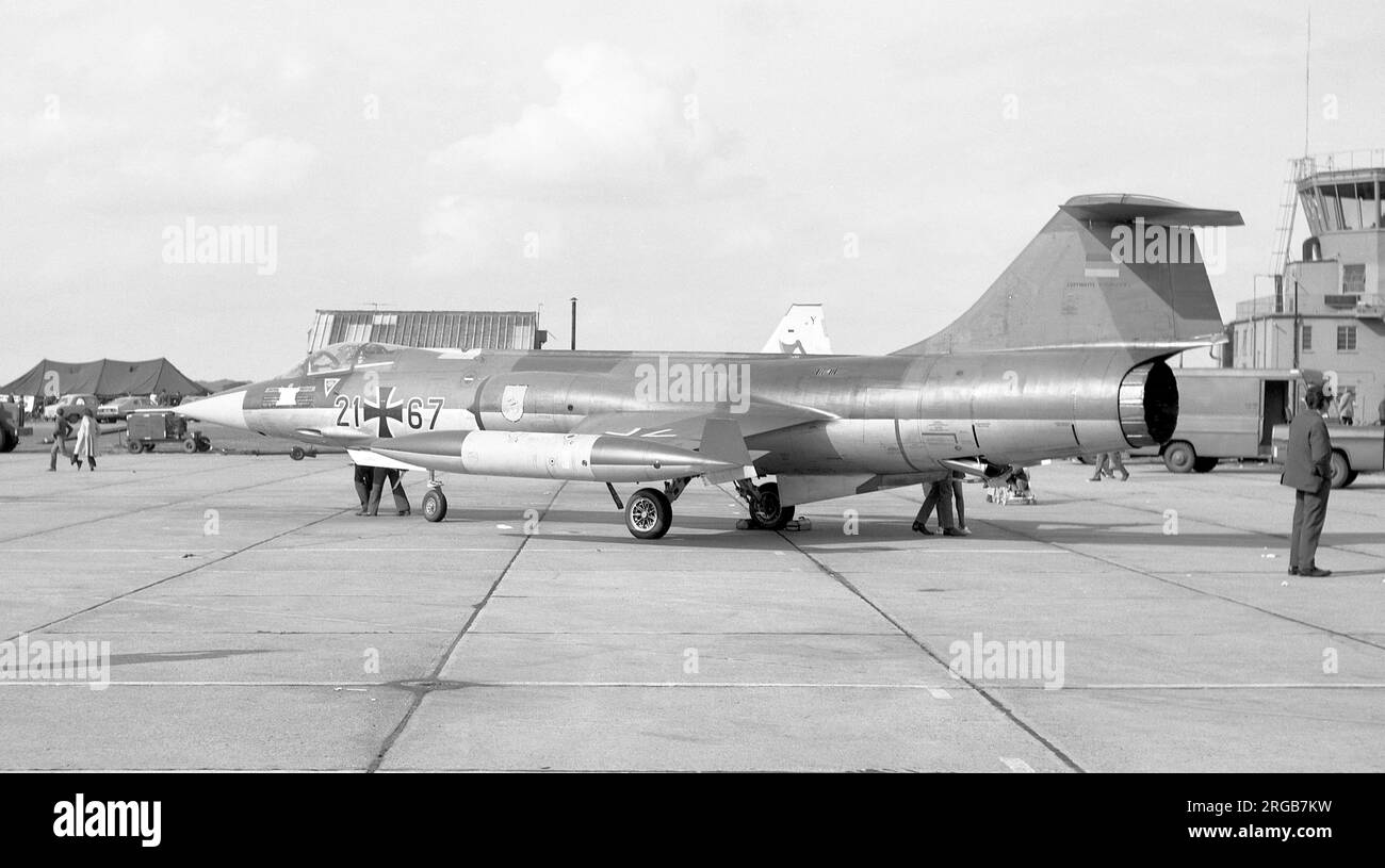 Luftwaffe - Lockheed F-104G Starfighter 21+67 di JagdBomberGeschwader 34, al RAF Bentwaters il 19 giugno 1971. Foto Stock