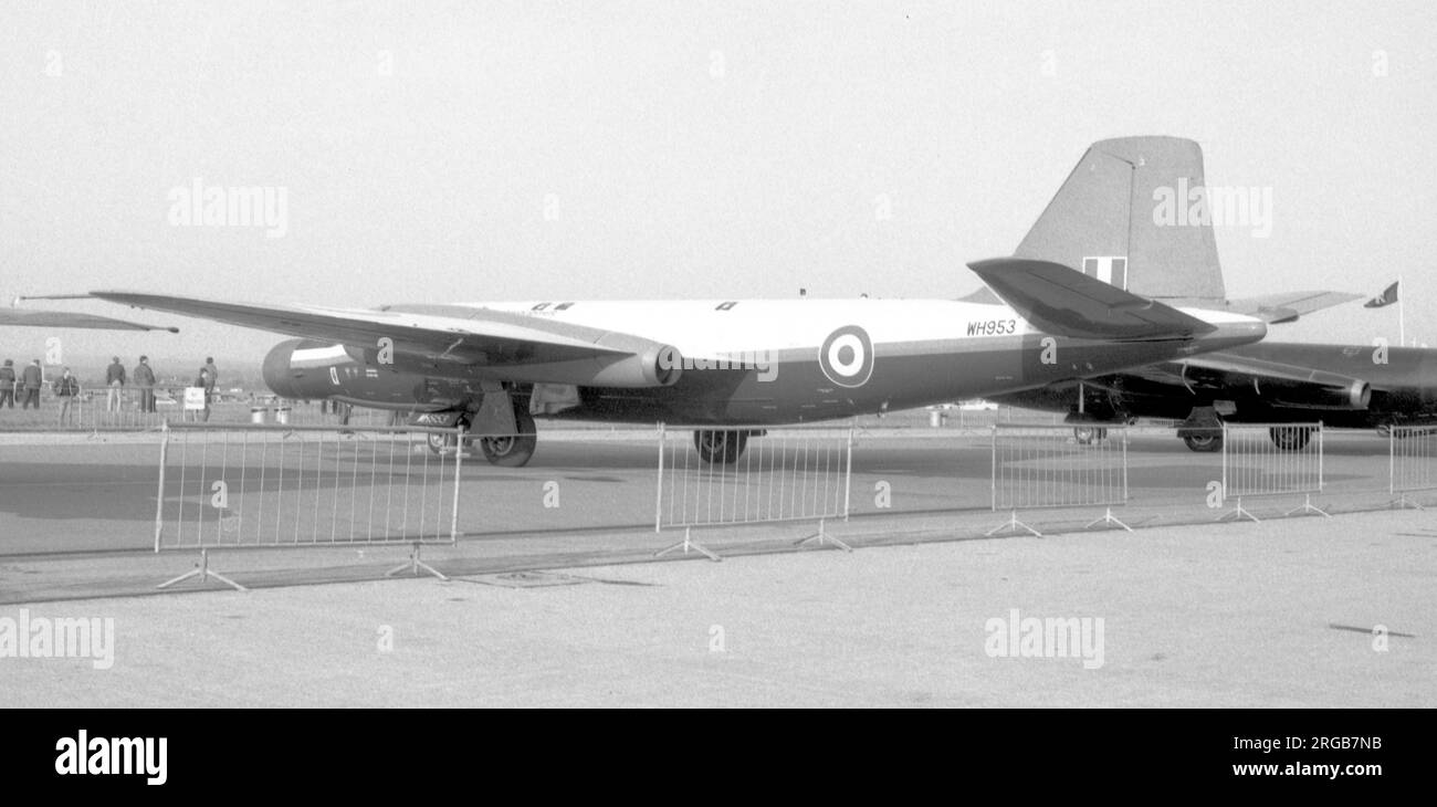 Royal Aircraft Establishment - English Electric Canberra B.6 (mod.) WH953 (msn SH1678), al RAF Greenham Common il 27 giugno 1981 per il 1981 International Air Tattoo. Foto Stock