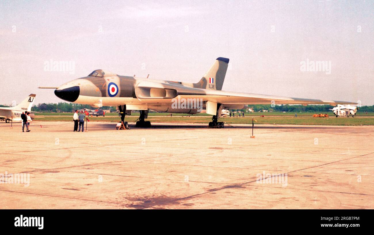 Royal Air Force - Avro Vulcan B.2 XL318, di No.617 (Dambusters) Squadron, con un missile in acciaio blu inerte, alla base dell'aeronautica di Andrews . Volato ogni giorno per esposizioni all'Aeroporto Internazionale di Dulles, Washington D.C., il 14th, 15th, 17th e 19th agosto 1969. (XL318 è attualmente conservato nel Museo RAF di Hendon Foto Stock
