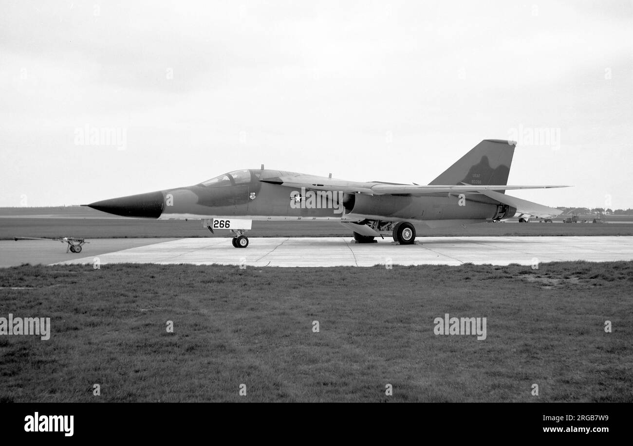 United States Air Force - General Dynamics FB-111a 68-0266 (msn B1-38), della 380th bombardamento Wing, in visita a RAF Marham per una gara di bombardamento. (Si è schiantato nella Virginia occidentale il 14 febbraio 1977, dopo aver urtato il terreno durante la missione di basso livello, uccidendo entrambi gli equipaggi). Foto Stock