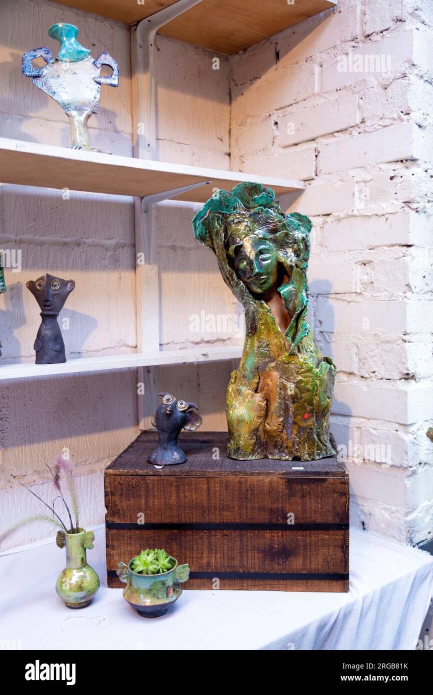 Sculture in ceramica di Nicky o'Connor in uno studio d'arte sulla comunità di artisti di Eel Pie Island a Twickenham, Londra, Regno Unito Foto Stock