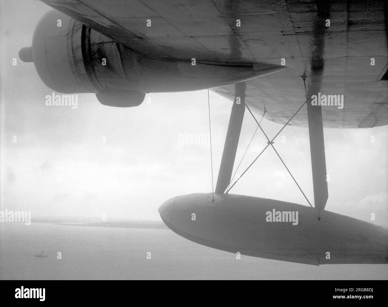 Short S.25 Sandringham 4 VP-LVE 'Southern Cross' (msn SH.55c, ex JM715), di Antilles Air Boats, registrata nelle Isole Vergini Britanniche. Vista dalla cabina durante il decollo a Calshot, nell'ottobre 1977. Questo aeromobile è tornato nel Regno Unito nel 1984 ed è ora conservato al Solent Sky Museum di Southhampton. Foto Stock