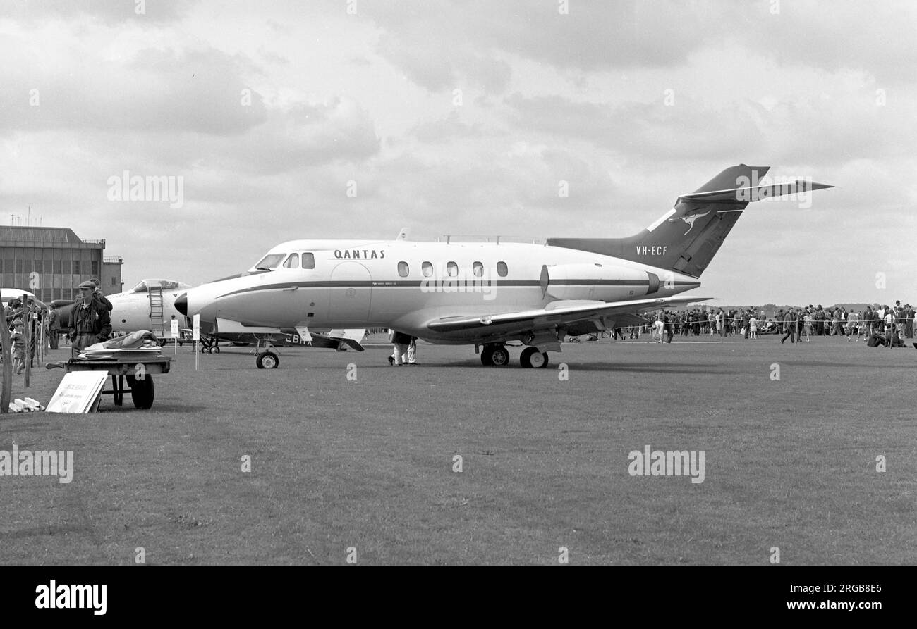 Hawker Siddeley HS.125 serie 3 VH-ECF (msn 25069), prima della consegna a Qantas (Queensland and Northern Territories Air Service), con breve SC.9 XH132, armi e velivolo radar di prova (modificato English Electric Canberra PR.9), ad Hatfield per una giornata di lavoro, il 25 giugno 1966. Foto Stock