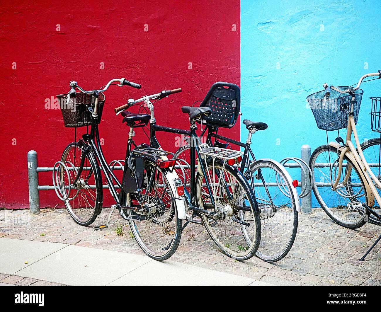 Copenhagen: Biciclette parcheggiate nel centro città. Copenaghen è la migliore città in bicicletta, noleggiare una bicicletta è il modo migliore per spostarsi o esplorare la città Foto Stock