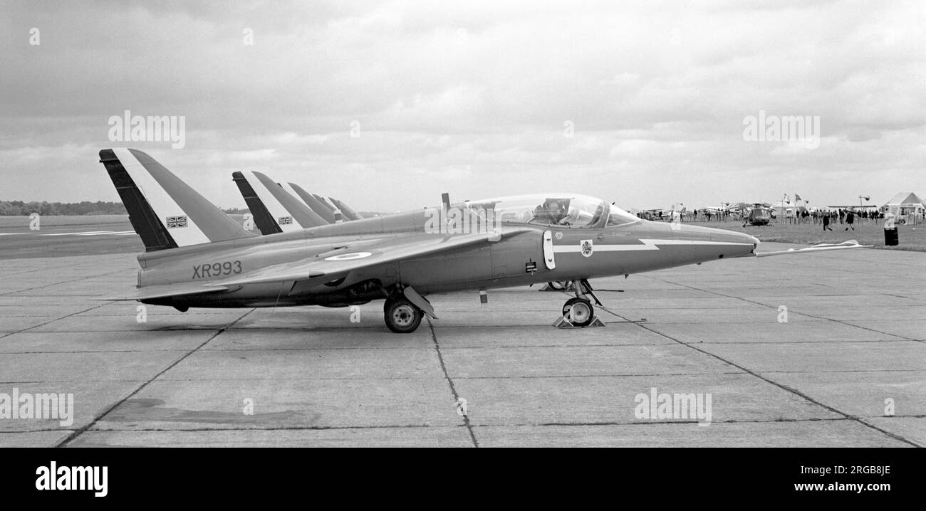 Frecce rosse - Hawker Siddeley Gnat T.1 XR993, della squadra di aeronautica reale dell'aeronautica, sul grembiule con altri aerei della squadra, alla fiera aerea 1968 di Biggin Hill, nel maggio 1968. Foto Stock