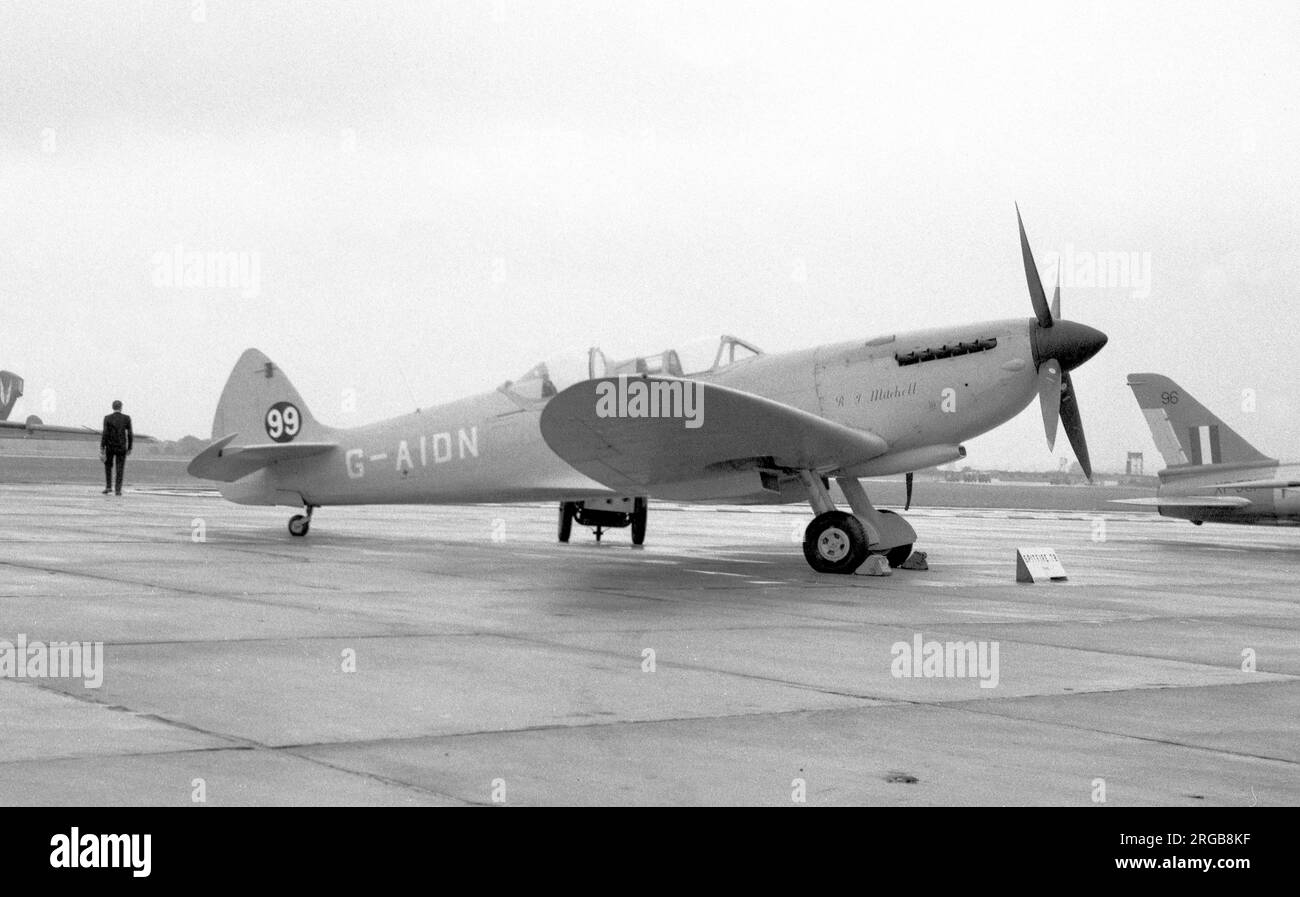 Vickers-Supermarine Type 502 Spitfire Tr.8 G-AIDN 'R.J. Mitchella' (msn 6s-729058, ex MT818, ex N-32), presso RAF St. Mawgan per un display ad aria. Foto Stock