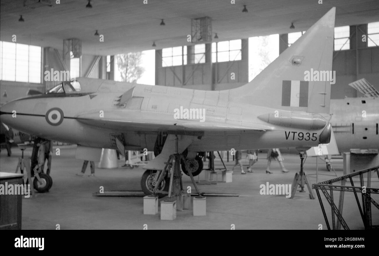 Boulton Paul P.111 VT935, nell'hangar delle aerostrutture del College of Aeronautics, Cranfield Aerodromo, il 30 giugno 1962. Il responsabile della salute e della sicurezza avrebbe una forma!! Ho visto un po 'di gash jacking nel mio tempo, ma che prende il biscotto! Foto Stock