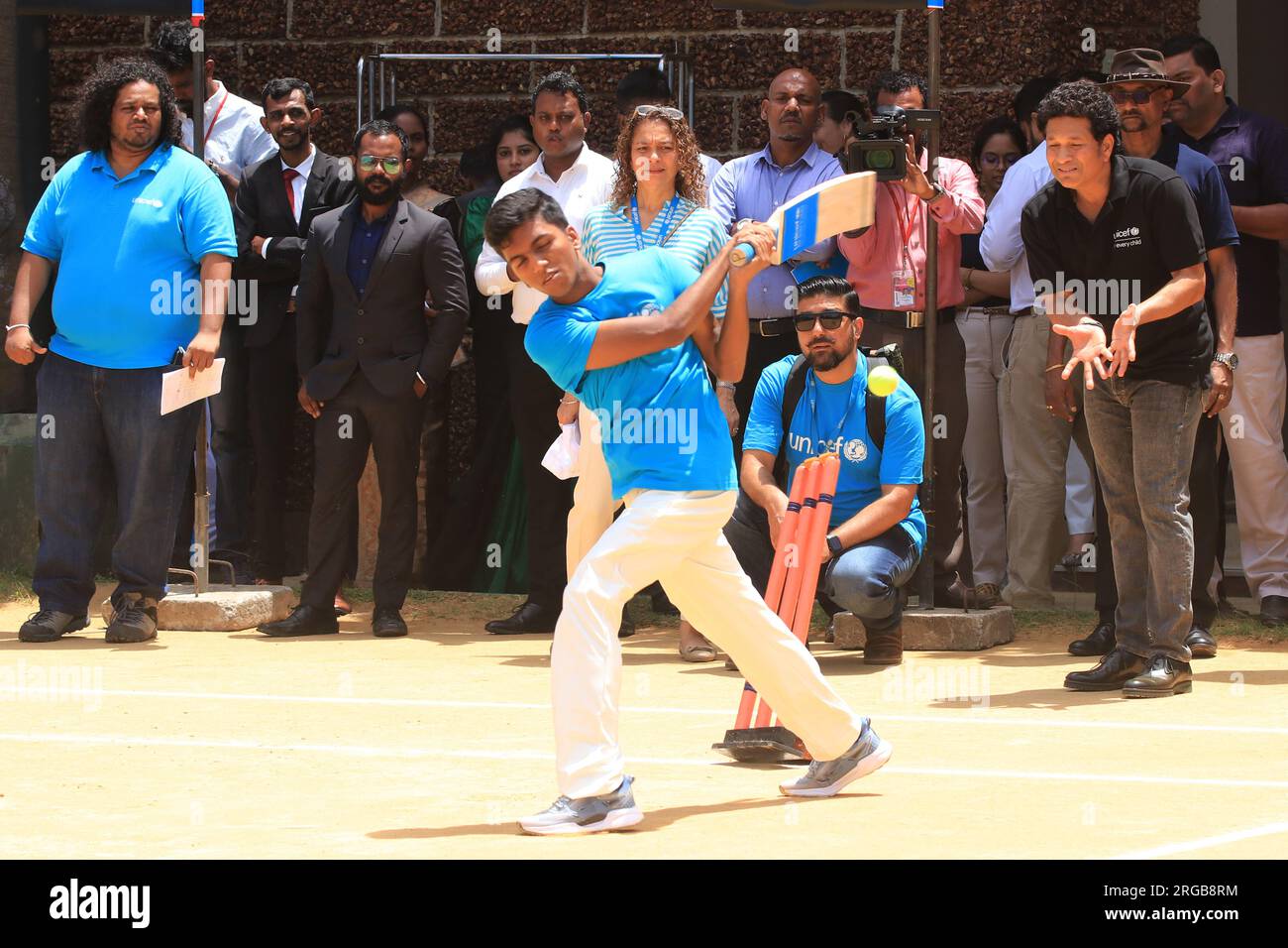 Colombo, Sri Lanka. 8 agosto 2023. United Nations International Children's Emergency Fund (UNICEF) Ambasciatore regionale di buona volontà per l'Asia meridionale e leggenda del cricket indiano Sachin Tendulkar gioca a cricket con i bambini dopo un briefing mediatico. (Foto di Saman Abesiriwardana/Pacific Press) credito: Pacific Press Media Production Corp./Alamy Live News Foto Stock