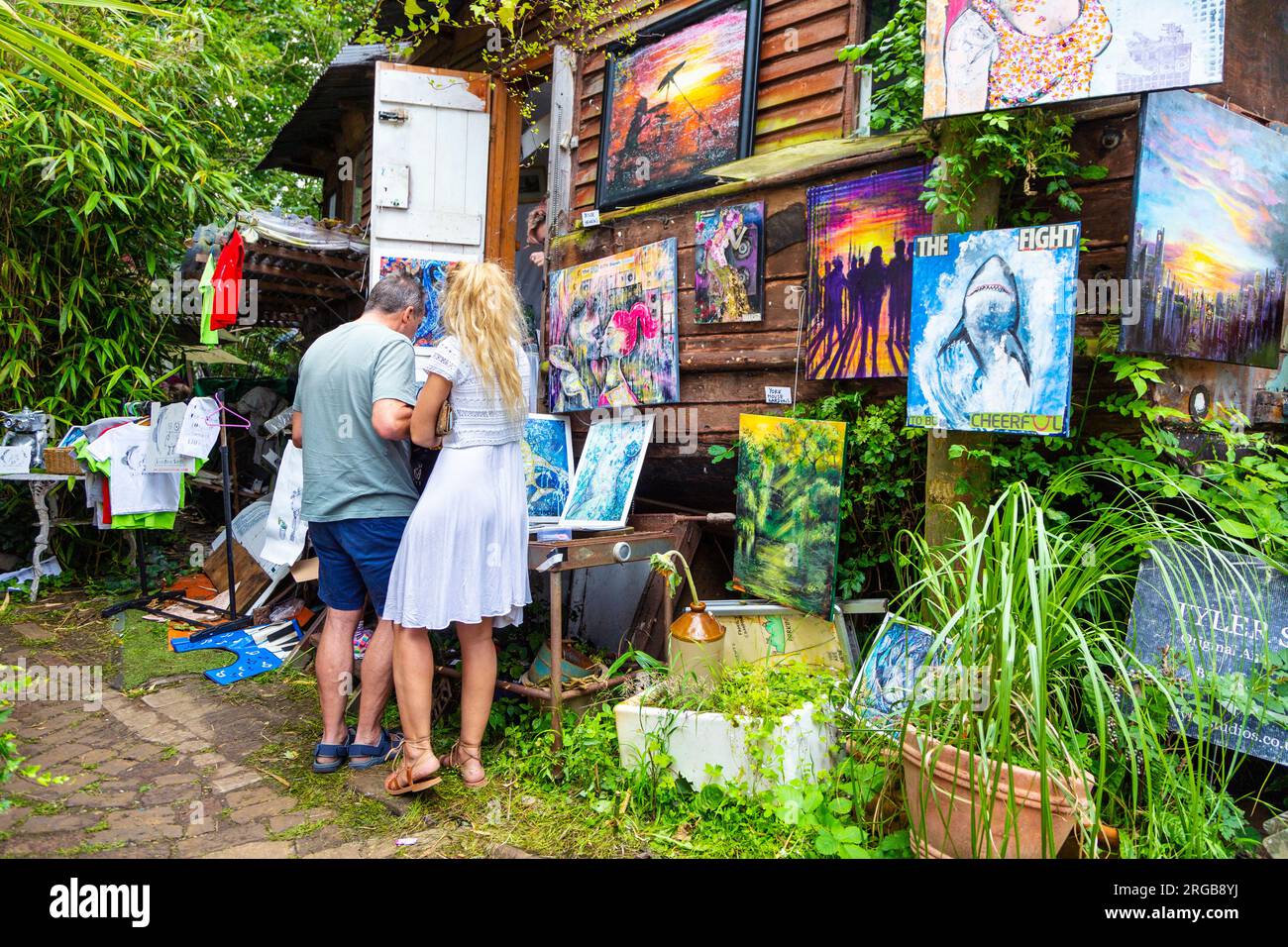 Visitatori che guardano opere d'arte ai Tyler Studios della comunità di artisti di Eel Pie Island a Twickenham, Londra, Regno Unito Foto Stock