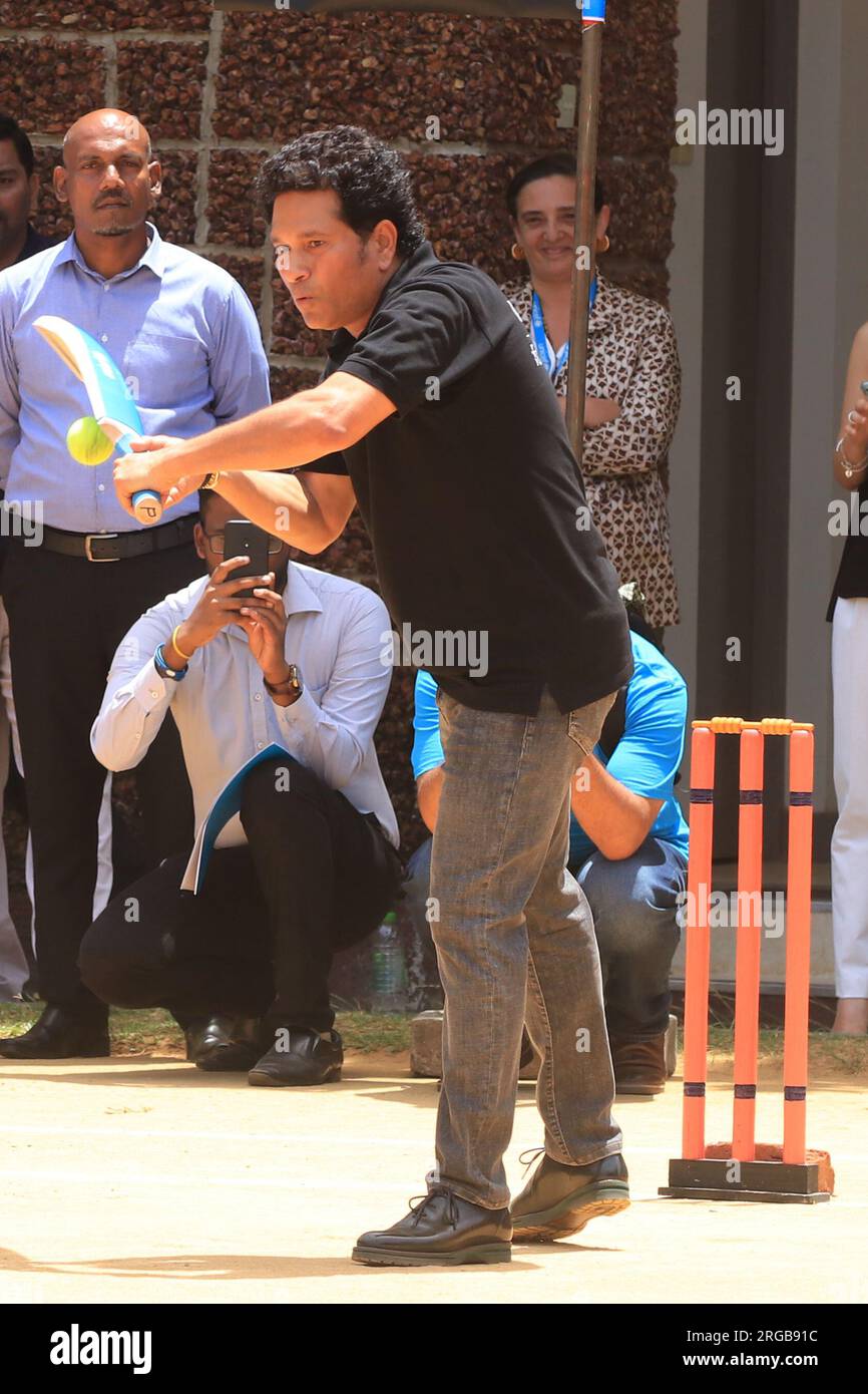 Colombo, Sri Lanka. 8 agosto 2023. United Nations International Children's Emergency Fund (UNICEF) Ambasciatore regionale di buona volontà per l'Asia meridionale e leggenda del cricket indiano Sachin Tendulkar gioca a cricket con i bambini dopo un briefing mediatico. (Foto di Saman Abesiriwardana/Pacific Press) credito: Pacific Press Media Production Corp./Alamy Live News Foto Stock