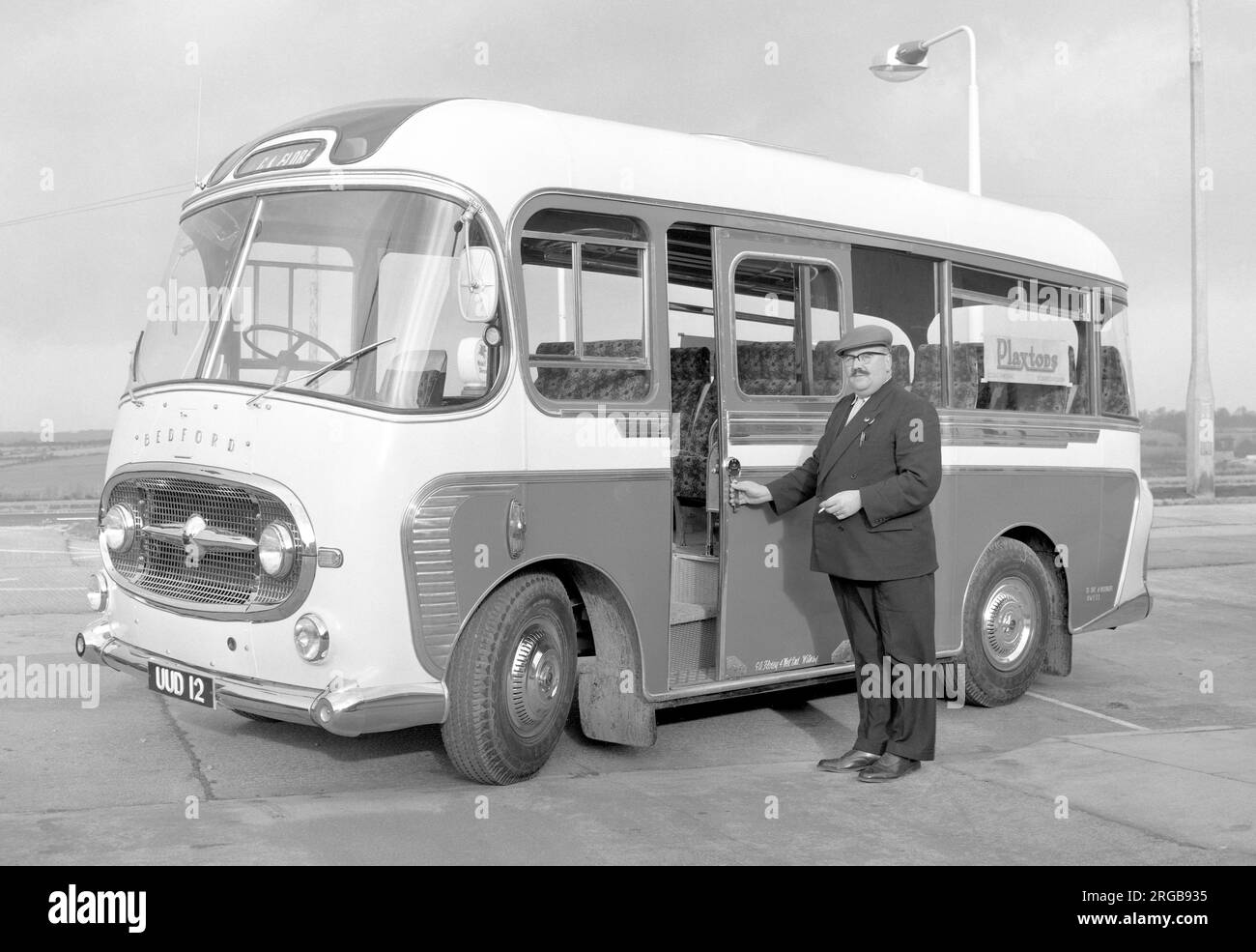 Un nuovissimo Plaxton Consort C20F 'UUD 12', un pullman da 20 posti, (stranamente sistemato per 8 passeggeri), su un telaio Bedford J2SZ7. UUD 12 è visto pronto per la consegna a G.A. Florey, di 4 West End, Witney in Oxfordshire, nel dicembre 1961. Il Sig. Florey si può vedere in preparazione per la sua nuova acquisizione. Questo allenatore è stato attivo l'ultima volta nel febbraio 2014 con Ecosse Classic Wedding Cars, Glasgow. Foto Stock