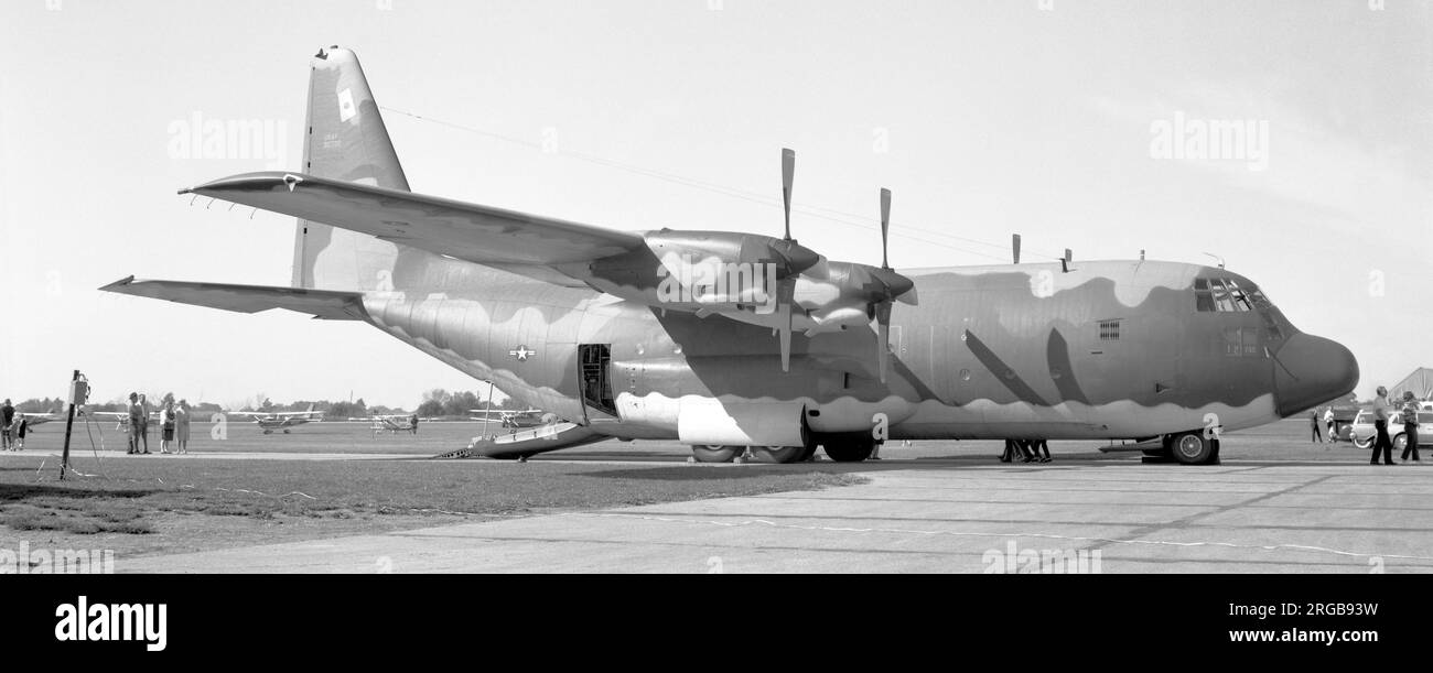United States Air Force - Lockheed C-130b-LM Hercules 58-0732 (msn 282-3527) della 313th Troop Carrier Wing, alla base dell'aeronautica militare di Forbes vicino a Topeka in Kansas, il 1 ottobre 1967. (58-0732 si è schiantato nei pressi di Evansville, IN., durante un guasto del motore simulato il 6 febbraio 1992, uccidendo tutti i 5 a bordo e altri 11 a terra). Foto Stock