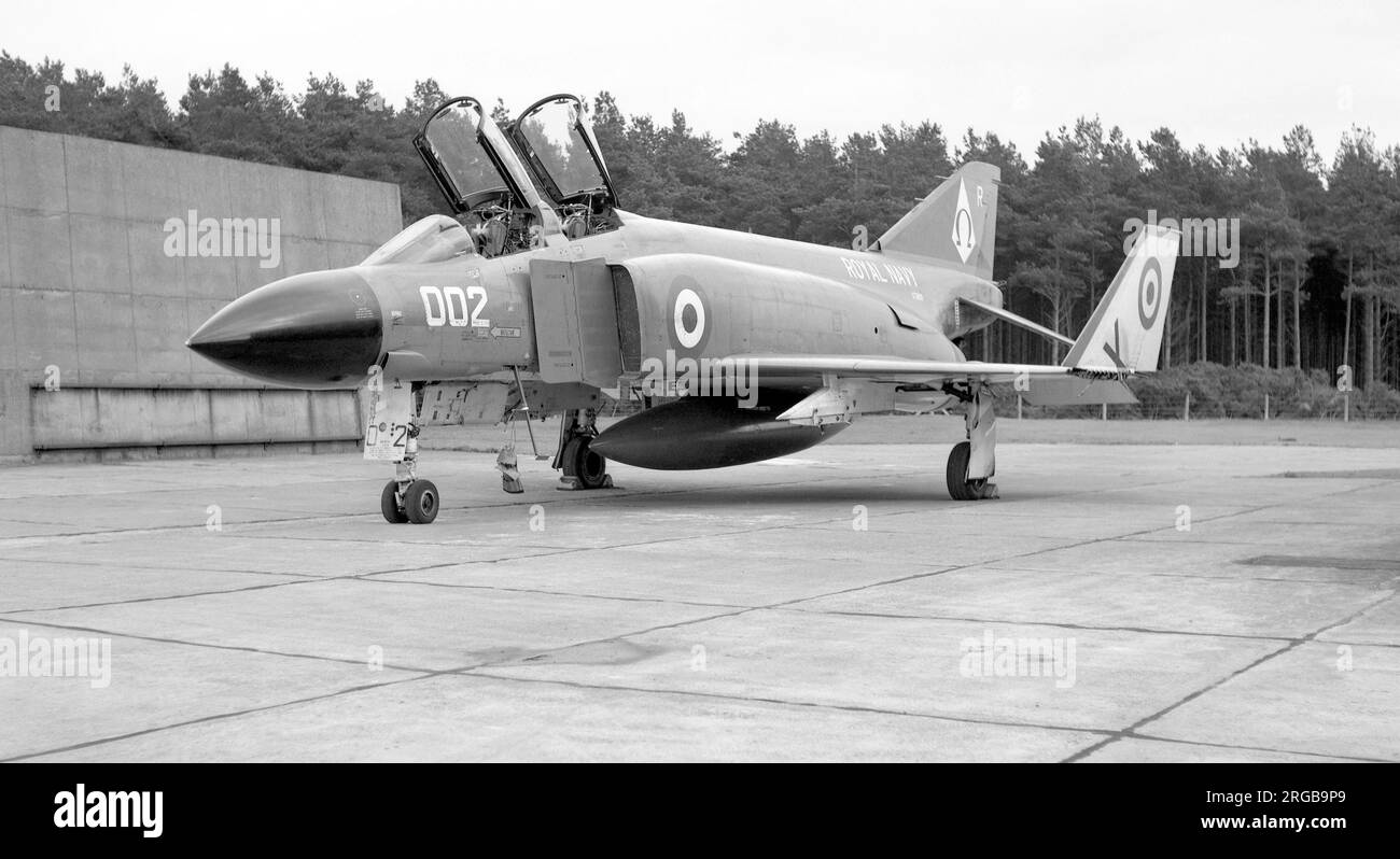 Royal Navy - McDonnell Douglas Phantom FG.1 XT869 (msn 2623, codice base 'R', indicativo di chiamata '002'), di 892 Naval Air Squadron, imbarcato su HMS Ark Royal (R09), presso la RAF Leuchars il 15 settembre 1973. Foto Stock