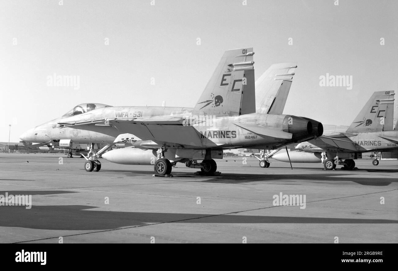 United States Marine Corps - McDonnell Douglas F/A-18A-16-MC Hornet 162467 (msn 322/A267, codice base EC, indicativo di chiamata '01'), di VMFA-531, presso la base dell'aeronautica militare di Luke il 17 gennaio 1987. Foto Stock