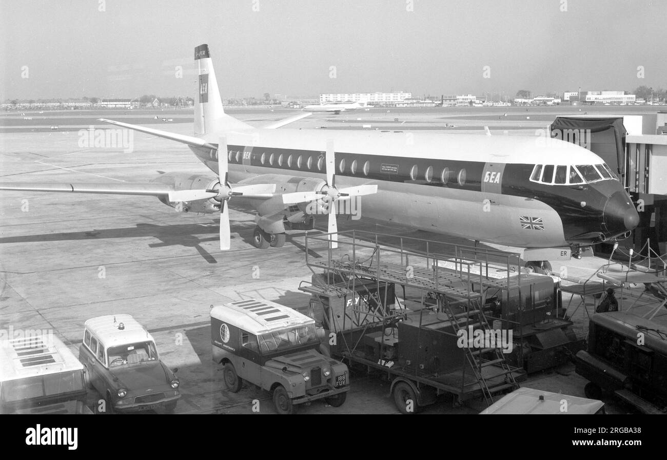 Vickers 953 Vanguard G-APER (msn ), della British European Airways, presso l'aeroporto di Heathrow, nel febbraio 1969. Foto Stock
