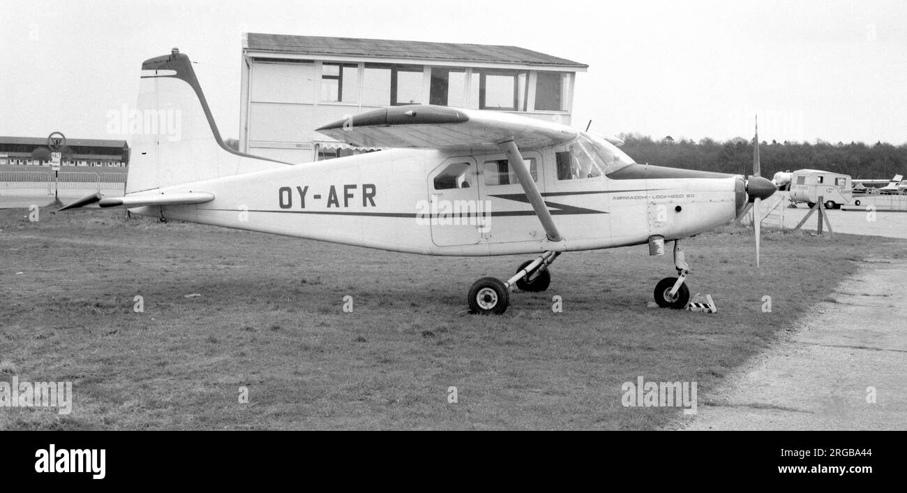 Aermacchi-Lockheed al-60B-1 OY-AFR (msn 6144/2), di mattina presto in una Fiera aerea di Biggin Hill 1960s. AFR è stato ri-registrato G-AXEZ il 6 maggio 1969, ma si è schiantato nel Solent al largo di Yarmouth il 31 agosto 1969. Foto Stock