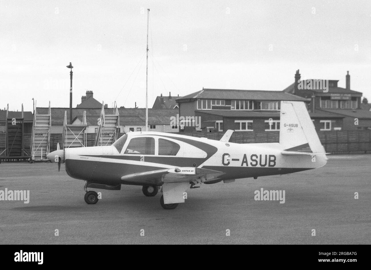 Mooney M.20E Mark 21 G-ASUB (msn 397), presso l'aeroporto Blackpool-Squire's Gate nel giugno 1974. Foto Stock