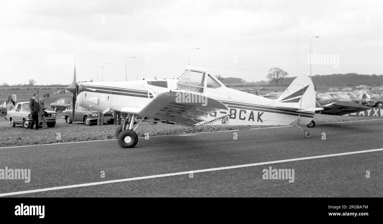 Piper PA-25-235 Pawnee G-BCAK (msn 25-4908), a Kirmington nel giugno 1974. Foto Stock