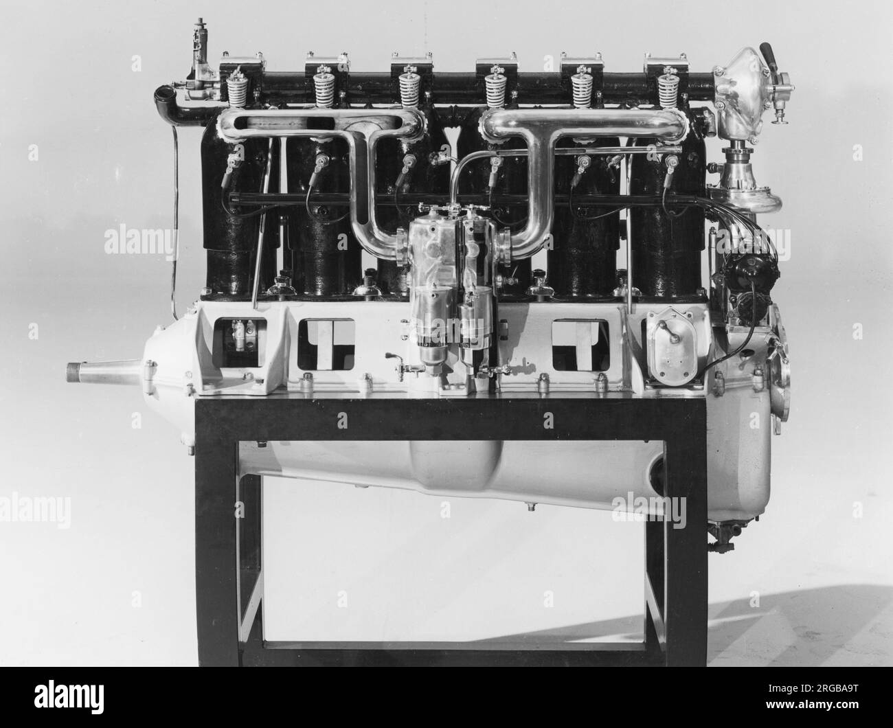 Mercedes D.III, (Daimler F1466), aeromotore a 6 cilindri raffreddato ad acqua, utilizzato in molti aerei militari tedeschi della prima guerra mondiale e in aerei civili del dopoguerra, in mostra al museo Mercedes-Benz. Foto Stock