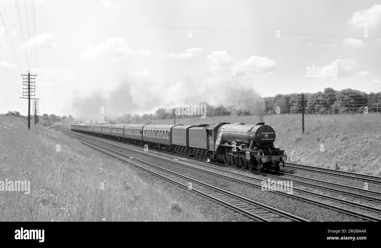 4472 'Flying Scotsman', una locomotiva LNER classe A3, sulla linea principale, a velocità, circa 1967. LNER Class A3 4472 'Flying Scotsman' è una locomotiva a vapore del Pacifico 4-6-2, costruita nel 1923 per la London and North Eastern Railway (LNER) presso Doncaster Works su progetto di Nigel Gresley. Fu impiegato sui treni a lunga distanza Express East Coast Main Line dalla LNER e dai suoi successori, British Railways Eastern e North-Eastern Regions, in particolare sul servizio ferroviario Flying Scotsman da Londra a Edimburgo, da cui fu chiamato. Foto Stock