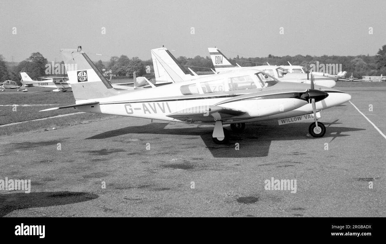 Piper PA-30-320 Twin Comanche G-AVVI (msn 30-1613), a Elstree nel giugno 1974. Foto Stock