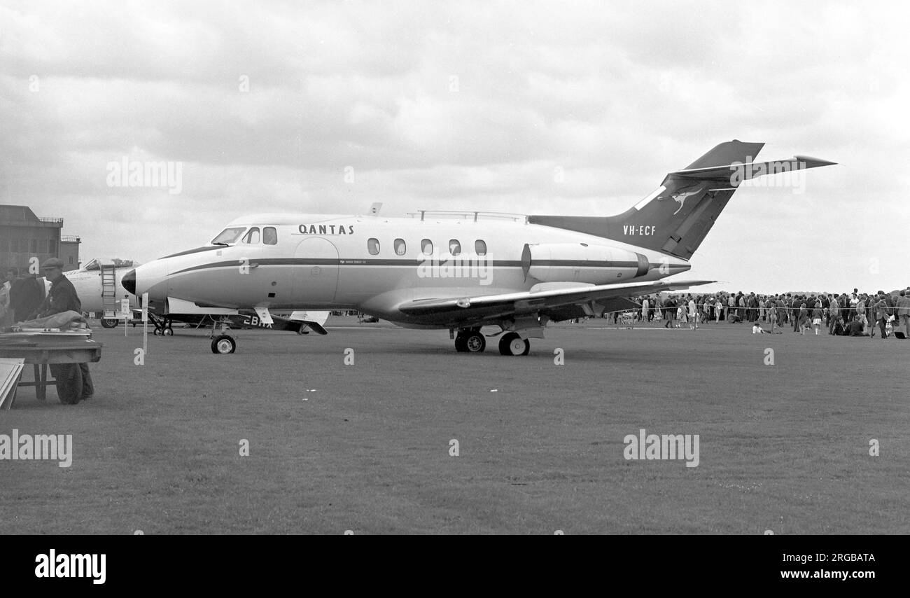 Hawker Siddeley HS.125-3B VH-ECF (msn 25069), prima della consegna a Qantas (Queensland and Northern Territories Air Service), con breve SC.9 XH132, aerei di prova per armi e radar (modificato in inglese Electric Canberra PR.9), ad Hatfield per una giornata di lavoro, il 25 giugno 1966. Foto Stock