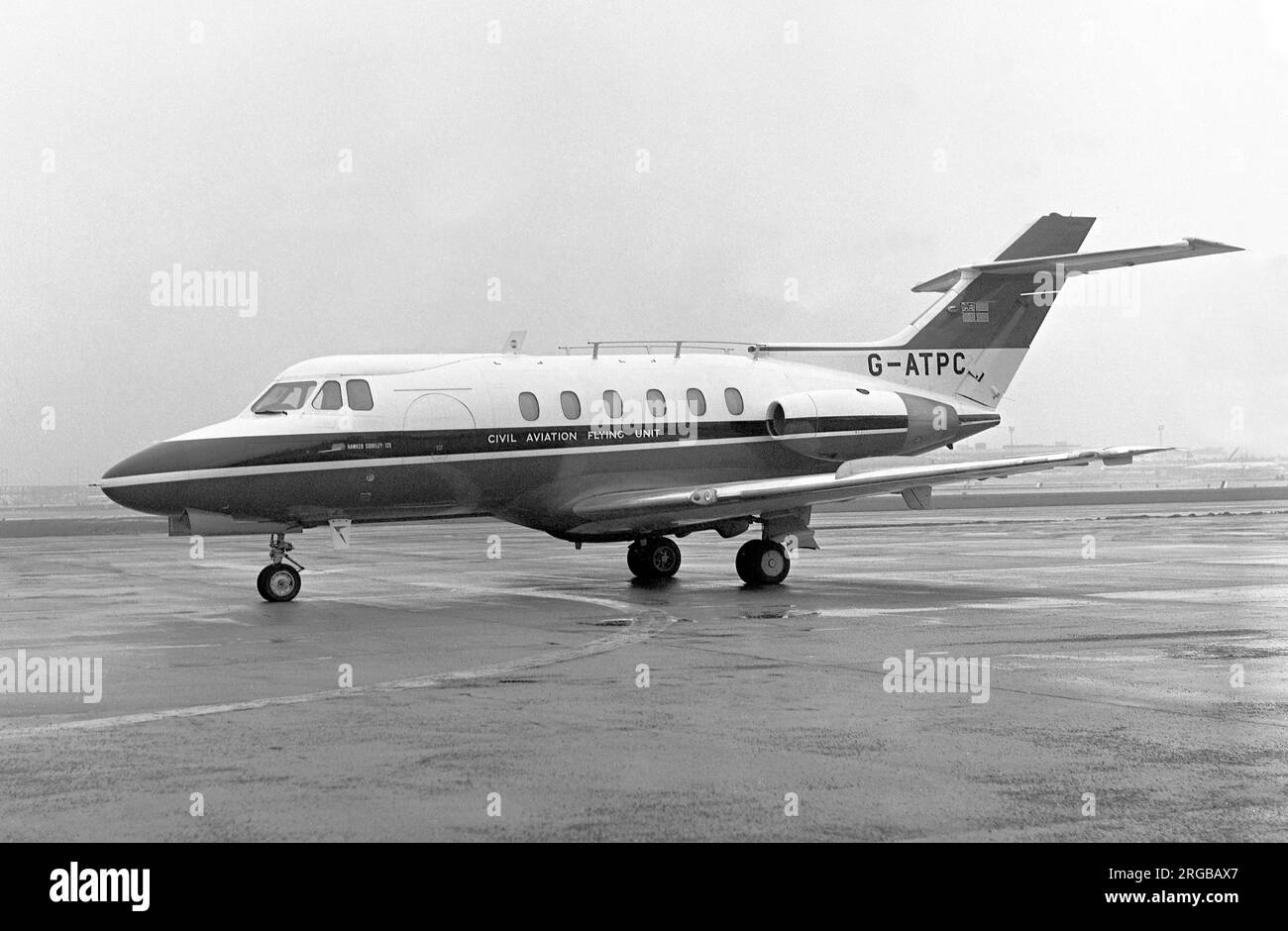 Hawker Siddeley HS.125 Series 1 G-ATPC (msn 25009), della Civil Aviation Flying Unit, presso l'aeroporto di Heathrow. (Ultima delle serie a 6 finestre 1s, successe alle 1A e 1B con 5 finestre) Foto Stock