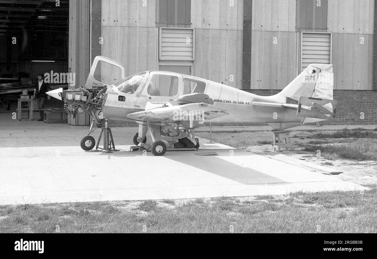 Beagle B.121 Pup Series 1 G-AXHK (msn B121-071), in via di completamento presso l'aeroporto di Shoreham, prima della consegna a Middleton St George Aero Club, circa il 1969 maggio. Foto Stock
