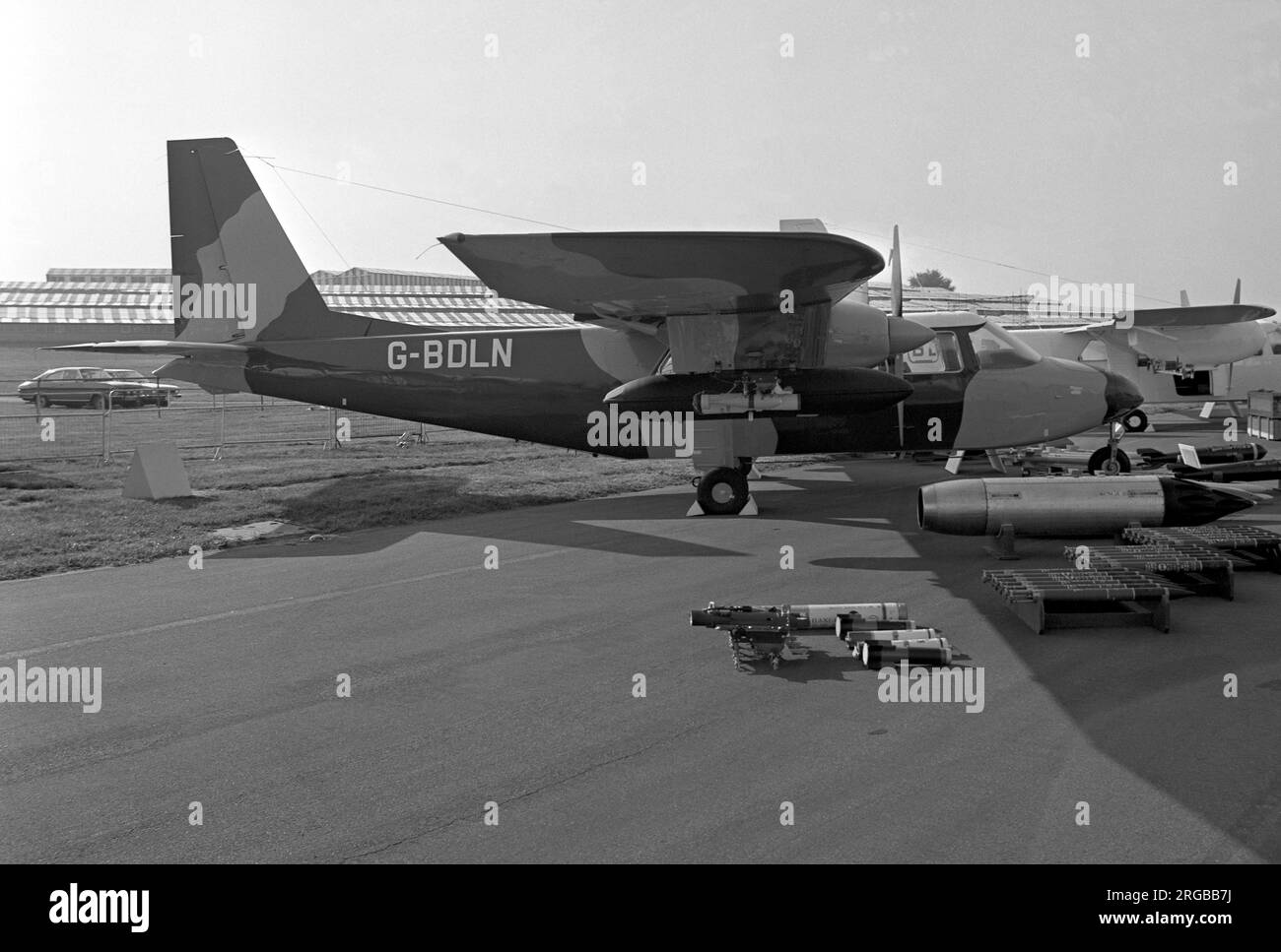 Britten-Norman BN-2A-21 Islander G-BDLN (msn 492), al SBAC Farnborough Air-Show, tenutosi tra il 5-12 settembre 1976. Gestito dall'ala aerea della polizia del Malawi come 7Q-YAZ, questo aeromobile è stato di breve durata, essendo stato cancellato poco dopo la consegna il 4 febbraio 1977. Foto Stock