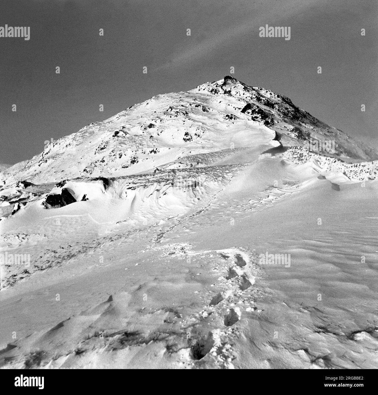 Montagne e colline innevate. Foto Stock