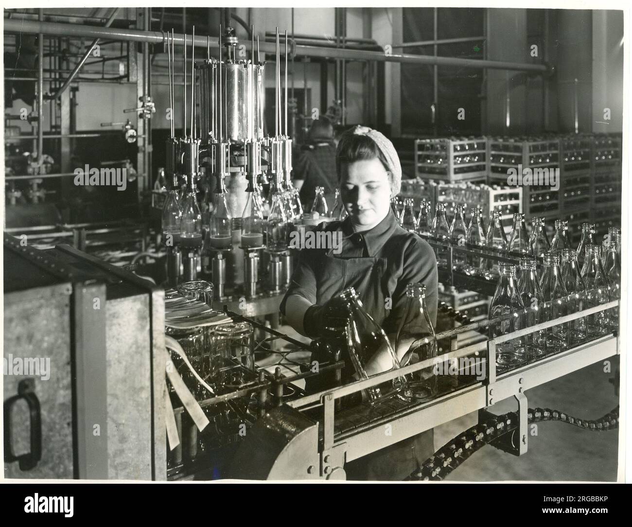 Linea di produzione - produzione penicillina Imperial Chemical Industries - 4 maggio 1944 . Foto Stock