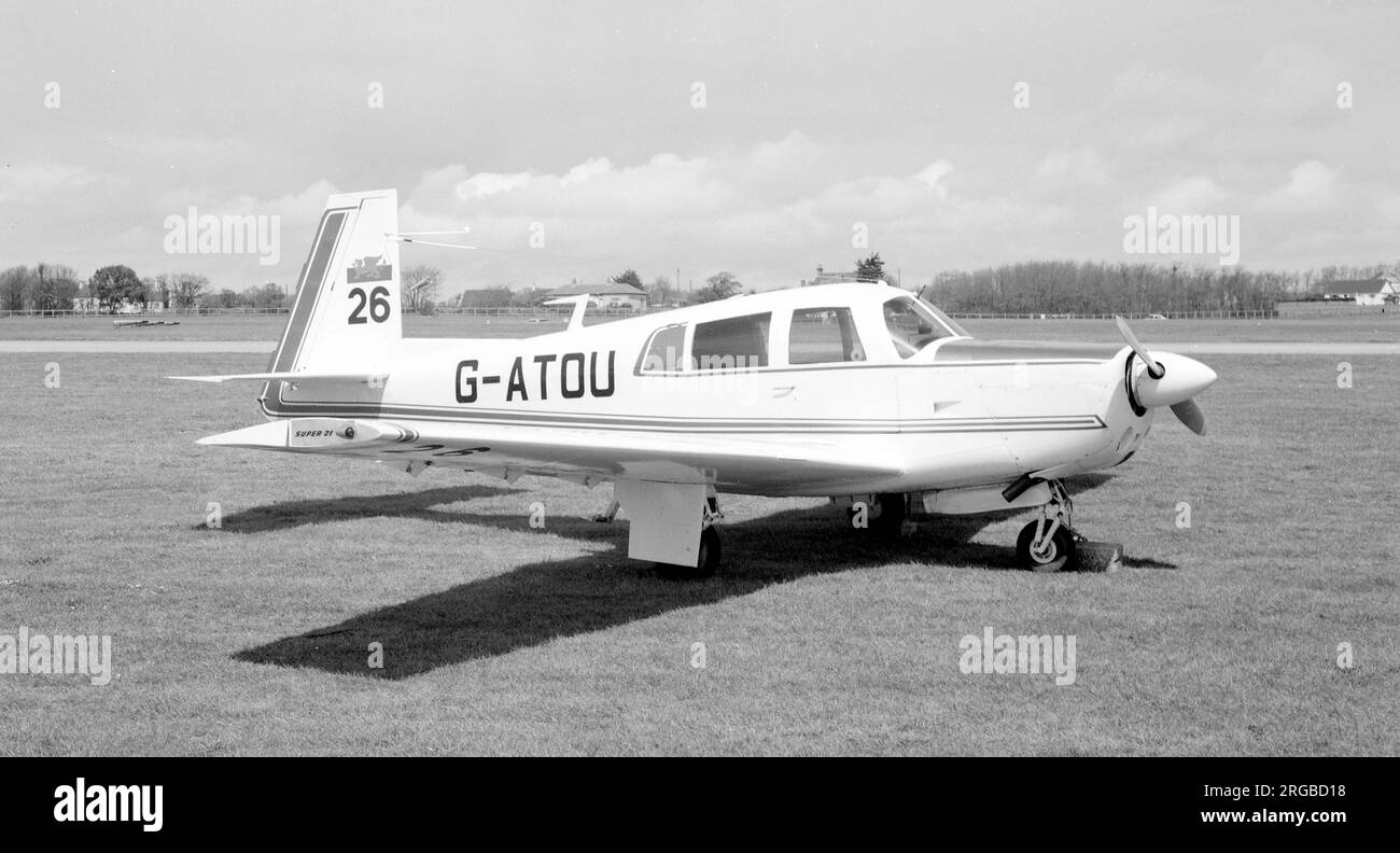 Mooney M-20 Super 21 G-ATOU (msn ), all'aeroporto internazionale di Jersey nel maggio 1974. Foto Stock