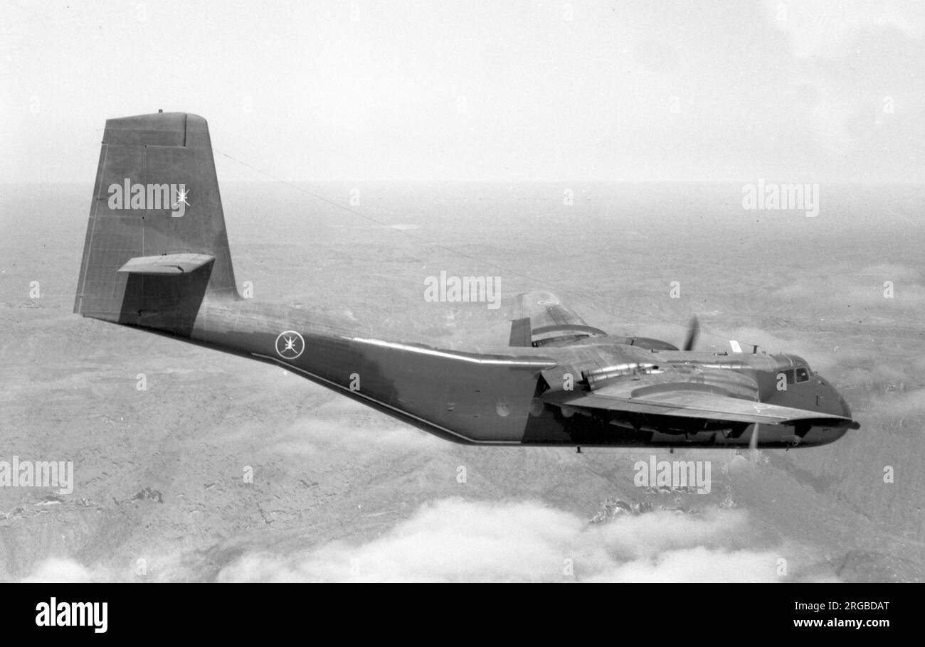 Sultan of Oman's Air Force - de Havilland DHC-4A Caribou 801, (msn 293), che sorvola il Jebel vicino Salalah, Governatorato di Dhofar, il 24 gennaio 1973. Foto Stock