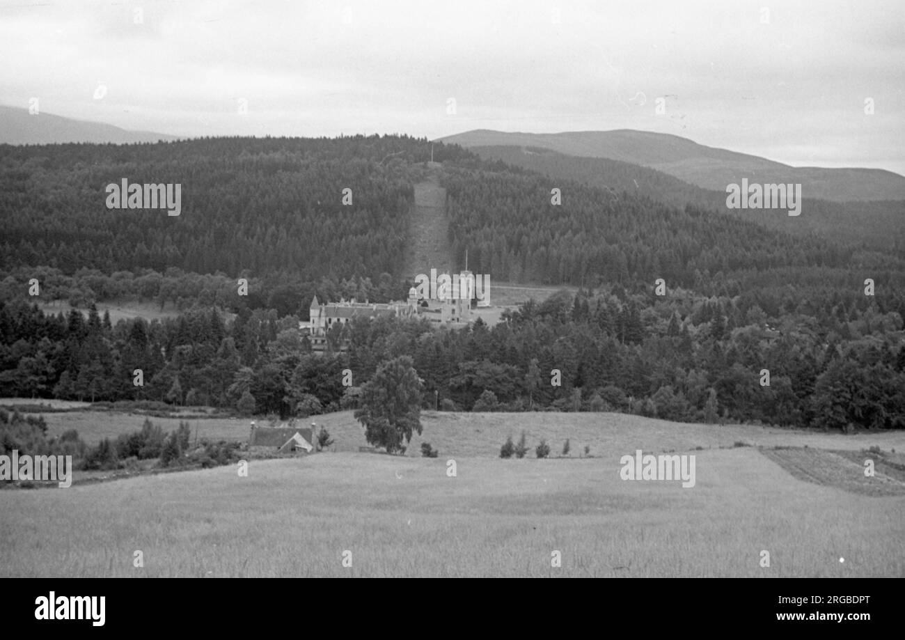 Colline e laghi scozzesi: - Balmoral Castle - una grande casa di proprietà a Royal Deeside, Aberdeenshire, Scozia, di proprietà della regina Elisabetta II E 'vicino al villaggio di Crathie Foto Stock