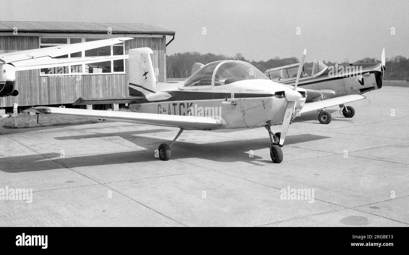 Victa Airtourer 100 G-ATCK (msn 92), a Biggin Hill nell'aprile 1969. Foto Stock